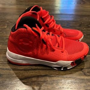 Under armor basketball shoes. Like new!